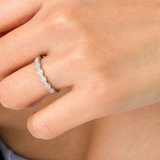0.17 CT. TW Oval-Shaped Multi-Diamond Scallop Edge Stackable Anniversary Band in 10K White Gold